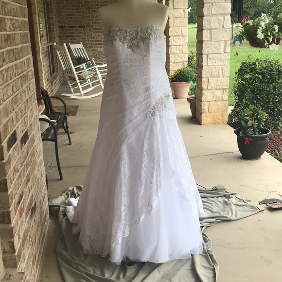 David’s Bridal White Beaded Lace Tulle Strapless Wedding Gown Dress - Picture 11 of 16